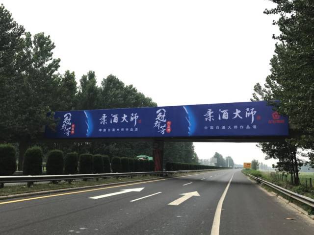 与此同时,在花冠之前,鲁酒龙头景芝今年也推出了三百元以上价位的新品景芝?芝香,以实现对省内中高端价格带的卡位。 据酒业家记者了解,在景芝芝香新品推出以后,景芝基本确立了四条主线:百元以下的景阳春,锁定百元价位的年份景芝酒,主攻百元以上价位的一品景芝以及300元以上的景芝芝香。值得关注的是,景芝和花冠作为鲁酒代表,均做出了推300元价格带新品的举动;这是巧合,还是另有深意? 300元价位新品背后:景芝花冠图谋更大 智邦达营销咨询副总经理贾爽在接受酒业家采访时认为,花冠和景芝推300元价格新品