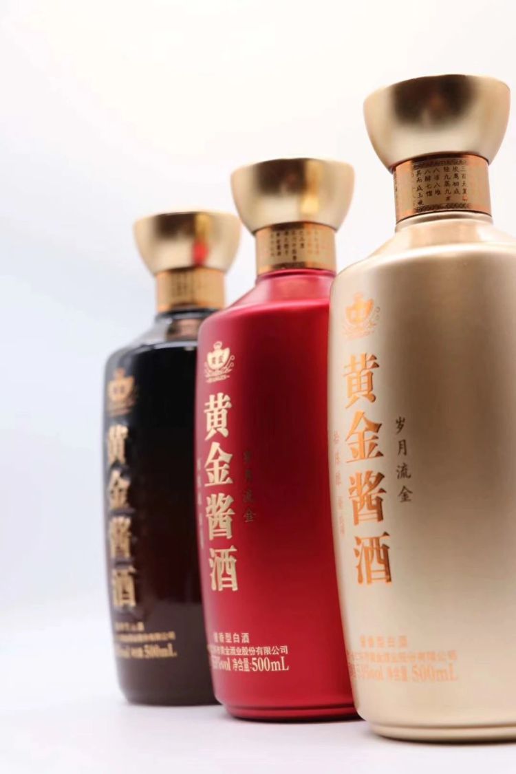 在品牌命名上,黄金酱酒采用巨人系知名ip"黄金"二字,与黄金搭档