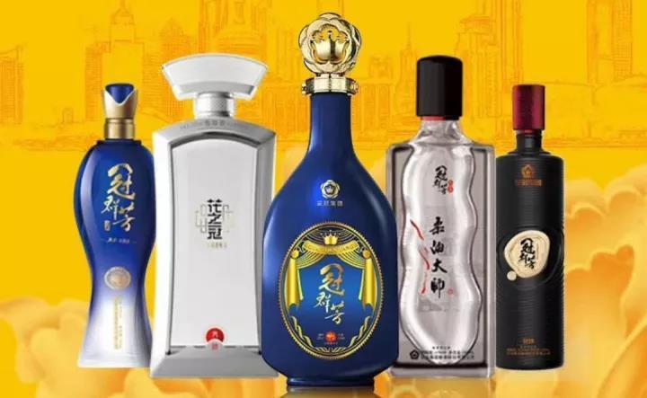 文丨酒业家团队 今年以来,随着行业复苏和消费升级,次高端领域的角逐愈演愈烈。作为鲁酒的代表,花冠近些年通过打造花之冠+冠群芳双品牌、推出鲁雅香和作品酒两大品类以及省酒老大战略,逐渐实现全省化。 积极抢占次高端领域市场对省级名酒企业的价值是巨大的,在花冠集团董事长刘念波看来,抢占次高端是成为区域龙头老大的必要条件,也是未来突围全国市场的基础保障。花冠集团最近推出的一款战略新品冠群芳甲天下自上市以来备受关注,其600元价格带的定位不仅填补了鲁酒在次高端领域的空白,更是花冠集团树立省酒品