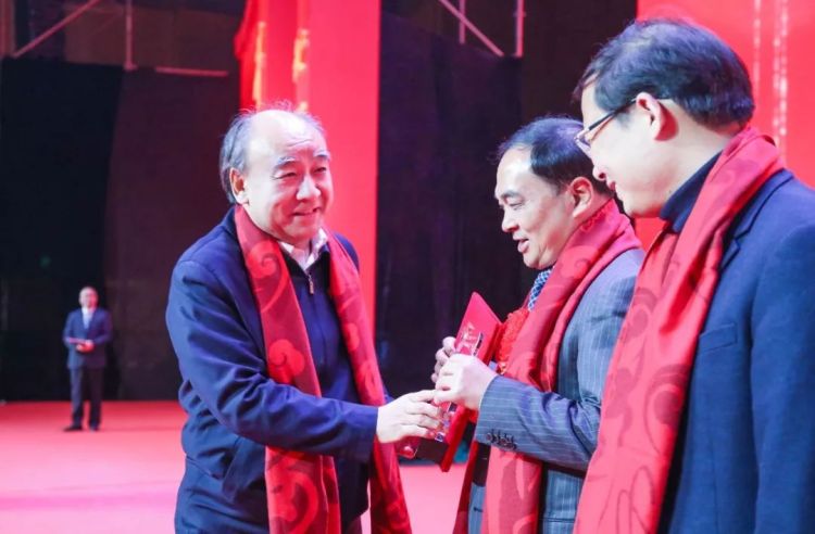 副总裁程莉颁发"销售状元奖"古井集团党委委员,副总裁杨小凡颁发"优秀